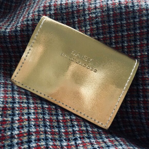 NIB Marc Jacobs Daisy Solid Perfume Pendant Necklace Gift Set Discontinued Pouch - Picture 3 of 5